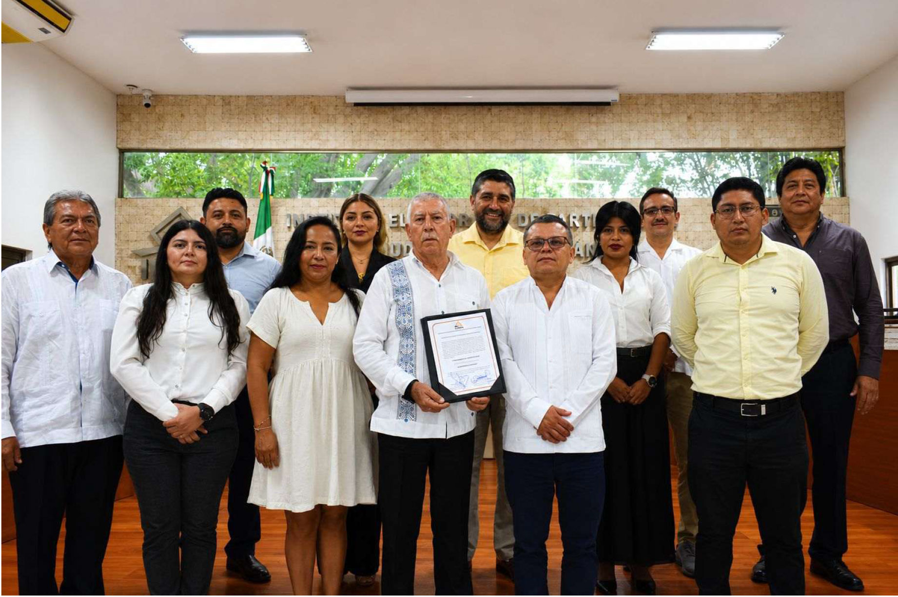 IEPAC entrega certificado de inscripción al nuevo...