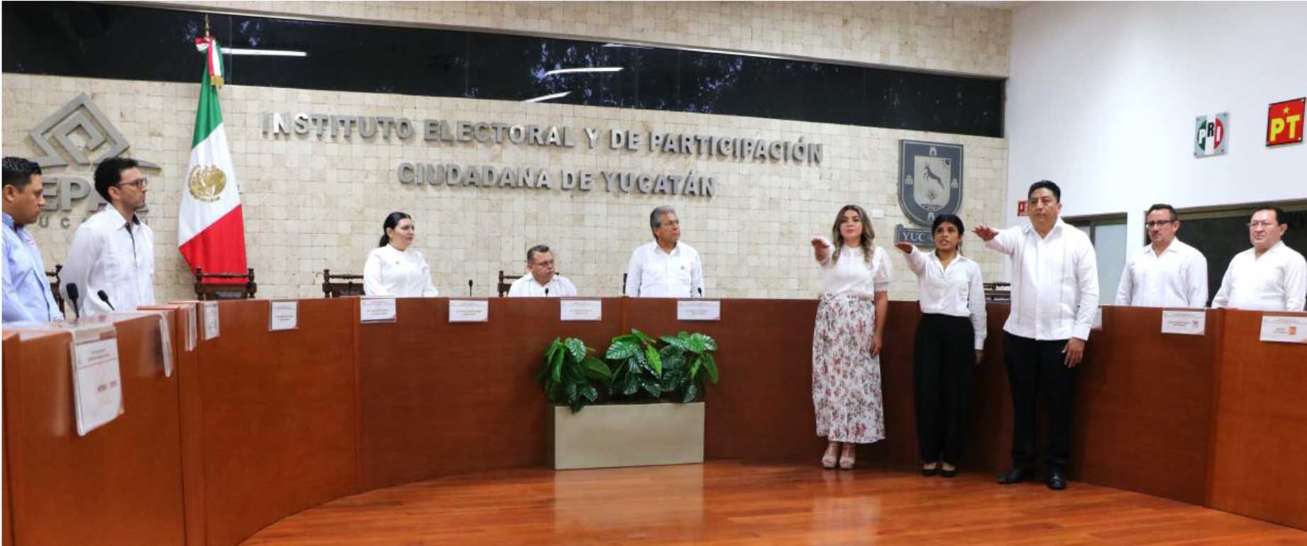 Toman protesta Consejerías en el IEPAC Yucatán